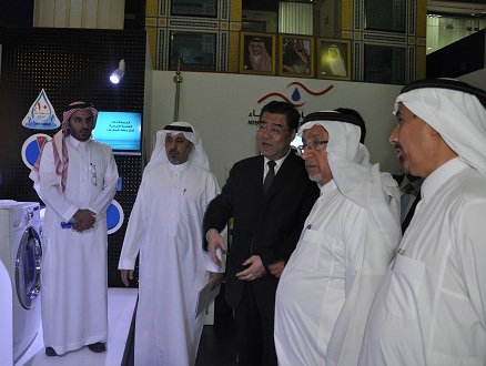 MEWA_CARE's tweet photo. معالي الوزير والوفد الصيني خلال زيارتهم قسم غسالات الملابس  داخل معرض الترشيد المنزلي الدائم بالوزارة. https://t.co/tl0x5jpfBe