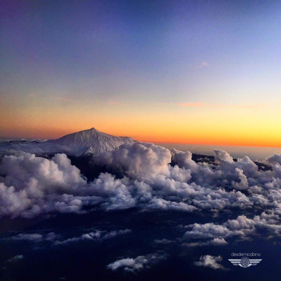radioclubSER's tweet photo. El comandante @ArochaCorrea nos brinda esta excepcional imagen del Teide nevado. https://t.co/NWiktYL3gP