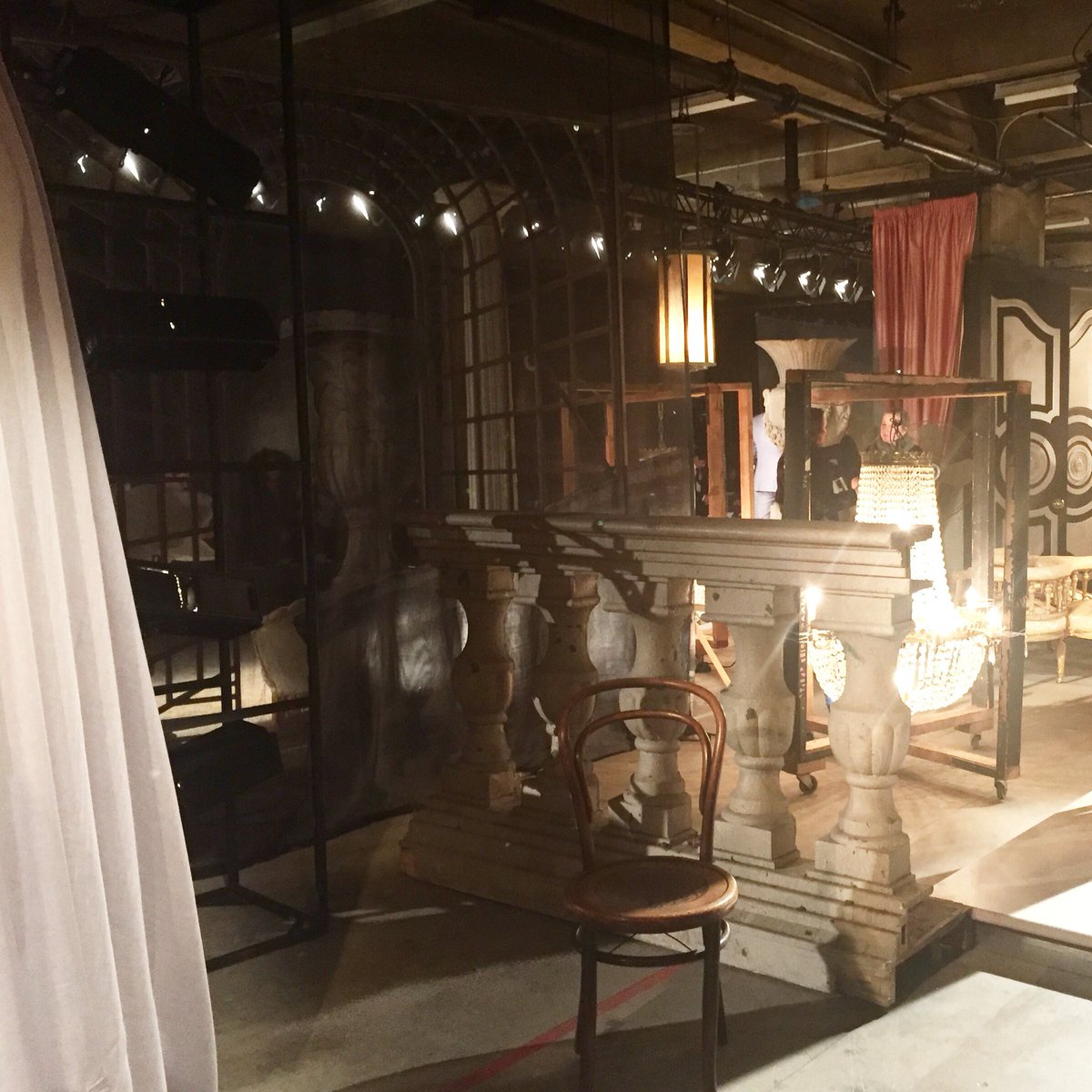 LFWTheDaily's tweet photo. Setting the scene. The 1930's film studio set @erdem . #LFW #erdem #filmset #show #LondonFashionWeek #1930s #AW16 https://t.co/GoDAxvuvXX