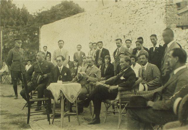 Mustafa Kemal Atatürk ve İsmet İnönü, Karşıyaka Tenis Kulübünde oynanan tenis maçını izlerken...