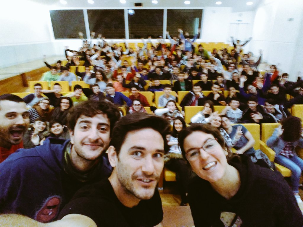 BigVanCiencia's tweet photo. Primer selfi de la semana en #locosXciencia #santiago. Ciencia con humor para chicos de 3 y 4 ESO https://t.co/jddGXP3lp6