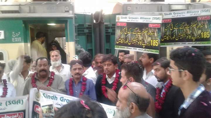 palhali's tweet image. Growers of sindh heading to Islamabad to protest 4 fair sugarcane price- notification of t Rs 185 -@ Lahore station