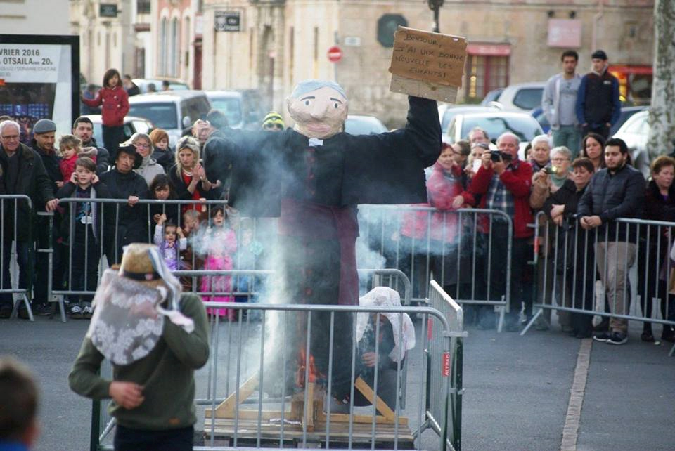 IsrafilElRafa's tweet photo. Saint-Jean-de-Luz: une effigie de mgr Aillet brûlée en place publique lors d’un carnaval
La raison? Il est pro vie ! https://t.co/3BleJjCURu