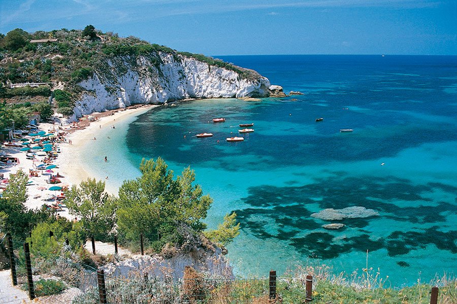 TraghettiPer's tweet photo. Mancano solo 5 weekend a #Pasqua: che ne dite di un giro all' #isoladelba?  #traghetti https://t.co/Xnuh3X4WSs https://t.co/G7452DePc6