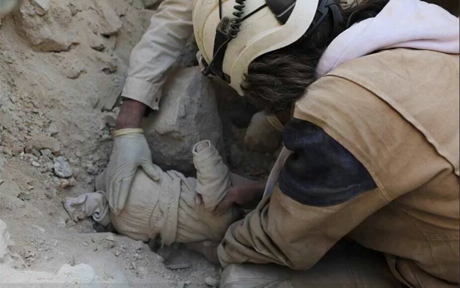 Savaşı kapitalistler planlar, 
Silah tüccarları organize eder, 
Aptallar başlatır, 
Masumlar ve çocuklar ölür!