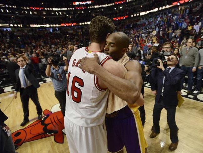 sportchatv's tweet photo. Kobe le dice adiós al United Center de los Chicago #Bulls de su colega y amigo Pau #Gasol en un partidazo de la #NBA https://t.co/uSDsbVLgxl