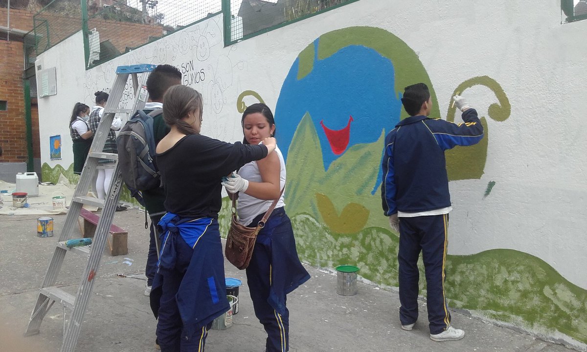 PIECCCIUDADBOLI's tweet photo. Estudiantes de la Escu. María Cano (IED Unión Europea) recuperan la fachada y fortalecen la identidad de su colegio https://t.co/W6WcgVUfXQ