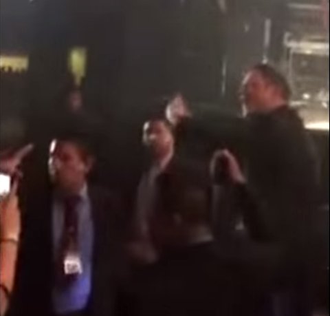 889Noticias's tweet photo. .@AlejandroSanz interrumpe concierto #BCCenter p/defender a mujer agredida por hombre https://t.co/5Y3UbhgYIm #DFT https://t.co/7YgvVEocbp