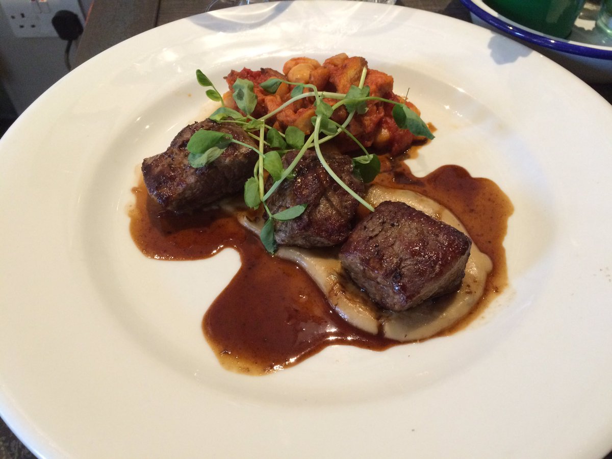 TheSurpriseSW3's tweet photo. Lamb medallions, chestnut purée and a wild mushroom and butter bean cassoulet #chelseadining #saatchi @GeronimoPubs https://t.co/LglTSq2jfs