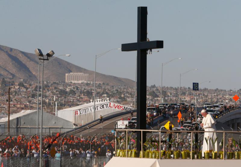 cbcpnews's tweet photo. In silence, pope remembers those who cross Mexican-U.S. border #popeinmexico https://t.co/lbgla6wDMs https://t.co/Z7BF13AJOK