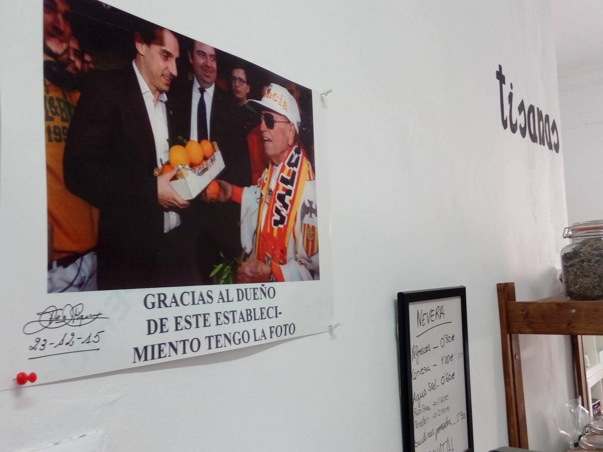 Atantelquart's tweet image. El regalo de nuestro ilustre vecino ocupa y ocupara siempre un lugar de honor en nuestra tienda. #VCF