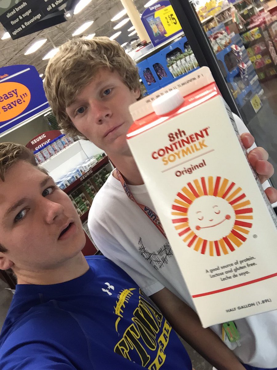 hopper_hotcakes's tweet photo. Happy birthday brotha, stay schemin for the hotcakes 💰💰 https://t.co/224tQfDLGN