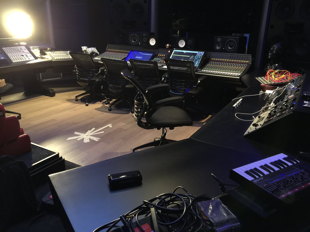 ZAORFurniture's tweet photo. Our #customdesks successfully installed @ Beach City Music in LA, the new facility of @SnoopDogg. #studiofurniture https://t.co/hZRZ8l0Wrp