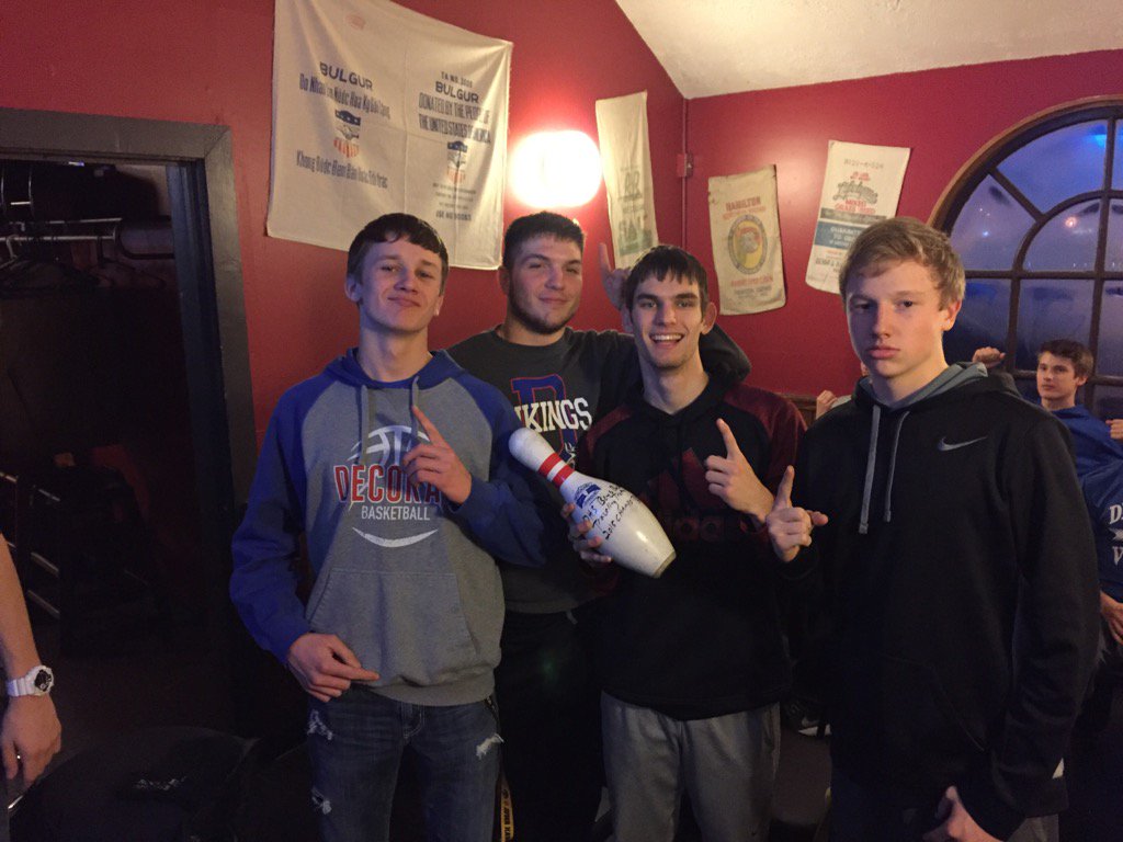 coachjc03's tweet photo. Our 2015-16 DHS Bball Trophy Pin winners, #teamVarney! Fun night of team bonding, bowling, eating at old armory! https://t.co/a3se5Q5Xye