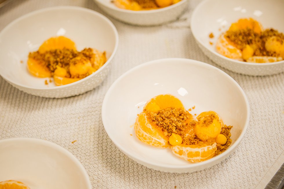 Resto_Woestyne's tweet photo. Woestyne's desserttip: clementine &amp; wilde yuzu, afgewerkt met speculoos en karamelkrokantje https://t.co/FhVK38EGiP
