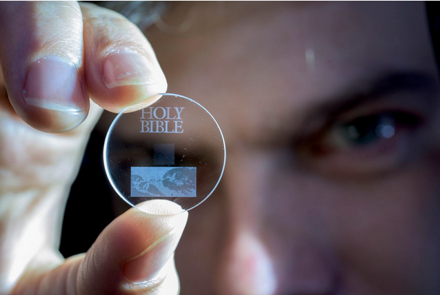ScienceChannel's tweet photo. Researchers etch data in 5D on a thermally stable disc which could last 13.8 BILLION years. https://t.co/1wgsvrTjoE https://t.co/kn5cKAGhkM