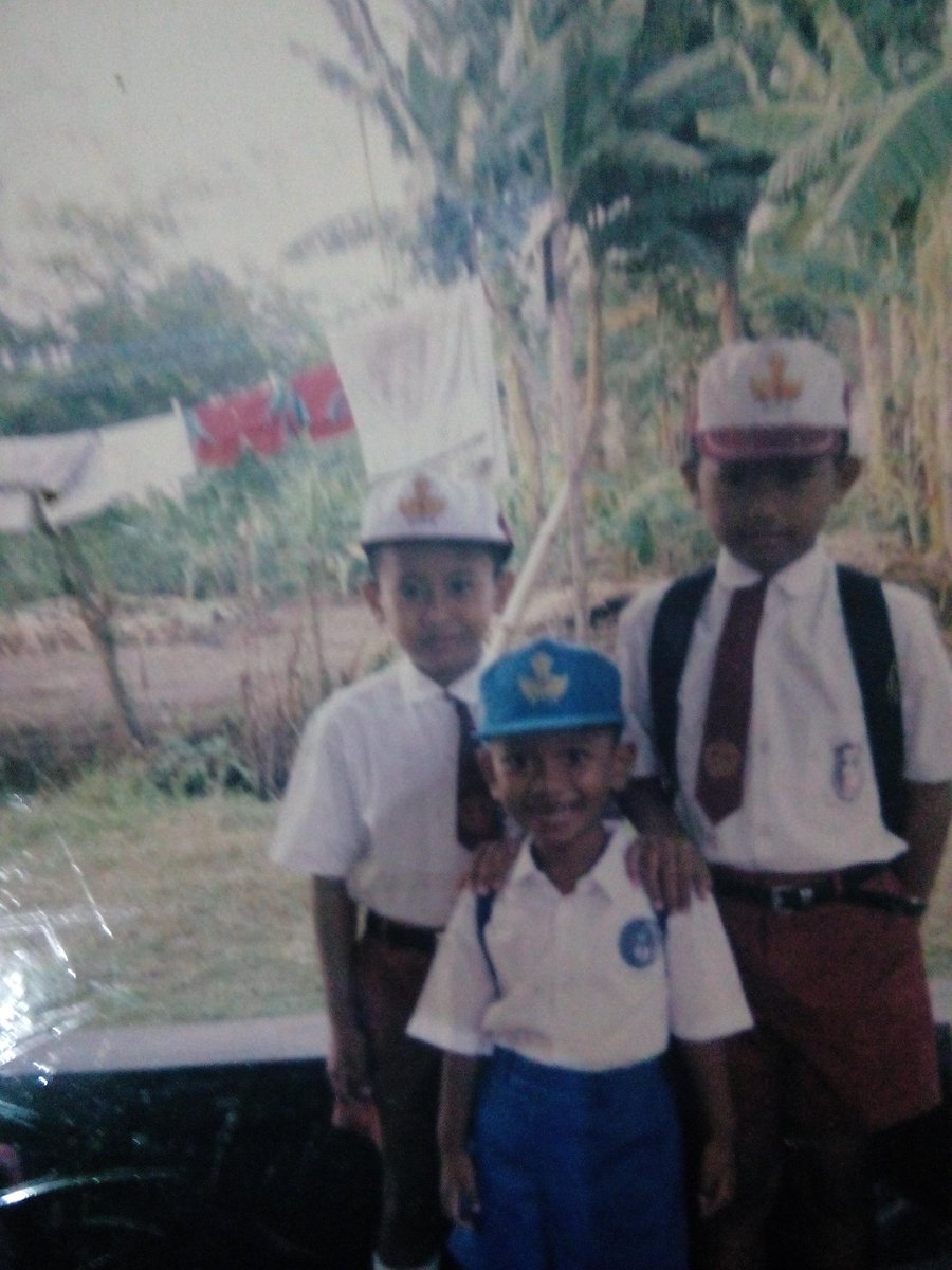 AnyesbayuSda's tweet photo. @ANTR_TRANSTV foto masa kecil tahun 1990 an saya yang baju TK  :D #ANTRmemorimasakecil https://t.co/snXqWZMcLX