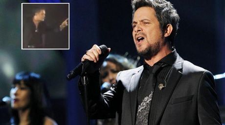QQ78's tweet photo. Por eso es q TQ! "@ElNacionalWeb: Alejandro  Sanz defendió a una mujer durante un recital https://t.co/Fsw1EBFnPo https://t.co/AiBt4ria33"