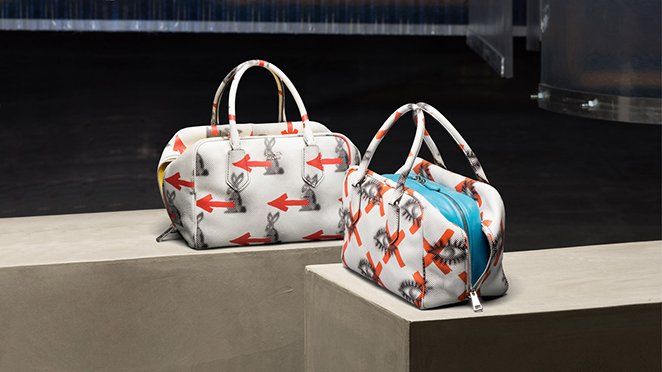 EforMod's tweet photo. This pop art printed @Prada #handbag is sitting pretty on top of the #MODEloves list https://t.co/mgo2Bgnr4K https://t.co/aauRIuQizg