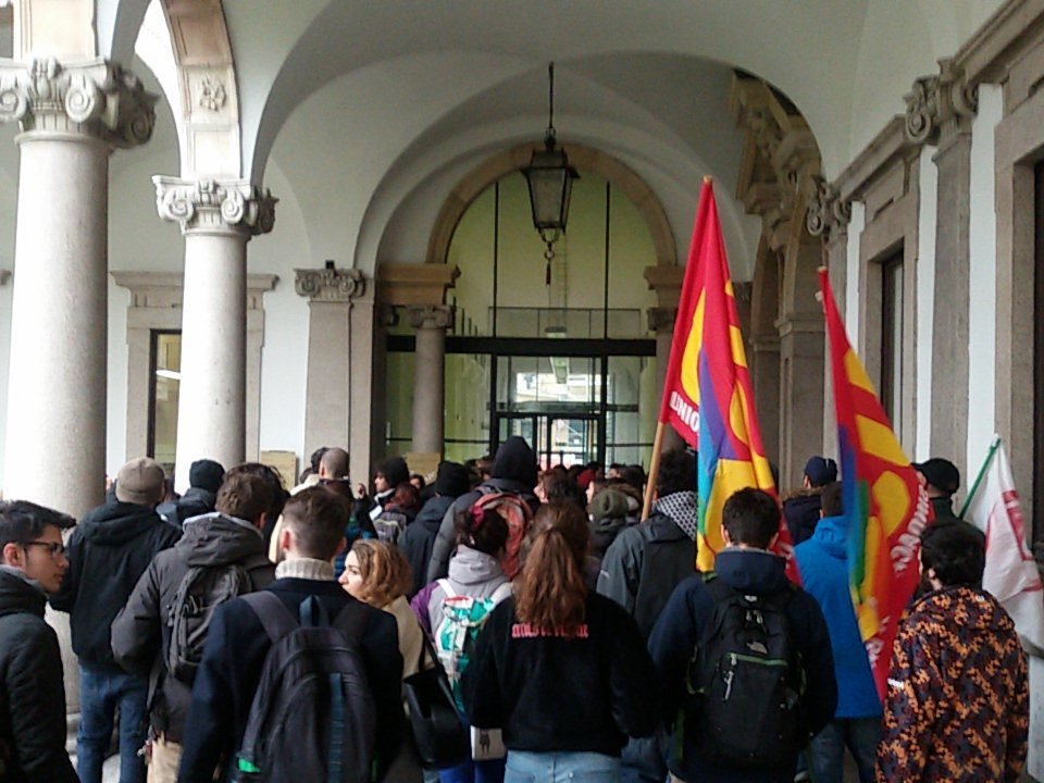Cantiere's tweet photo. Fuori i fascisti dall'università #antifa @LaStatale un luogo d cultura e memoria contro ignoranza razzismo fascismo https://t.co/oDErEonxfJ