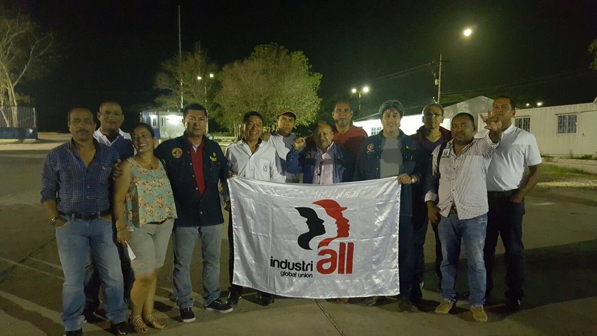 Igorkareld's tweet photo. Presencia ante trabajadores del Cerrejon de integrantes de la mesa Sindical Minero energética e IndustriALL https://t.co/k49UyZRkwO