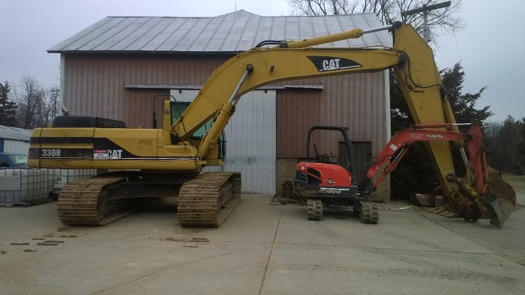 RemingtonExc's tweet photo. Some perspective on machine sizes from our #MiniExcavator to our #CatExcavator . Two great machines. https://t.co/tTKuH2dMVz