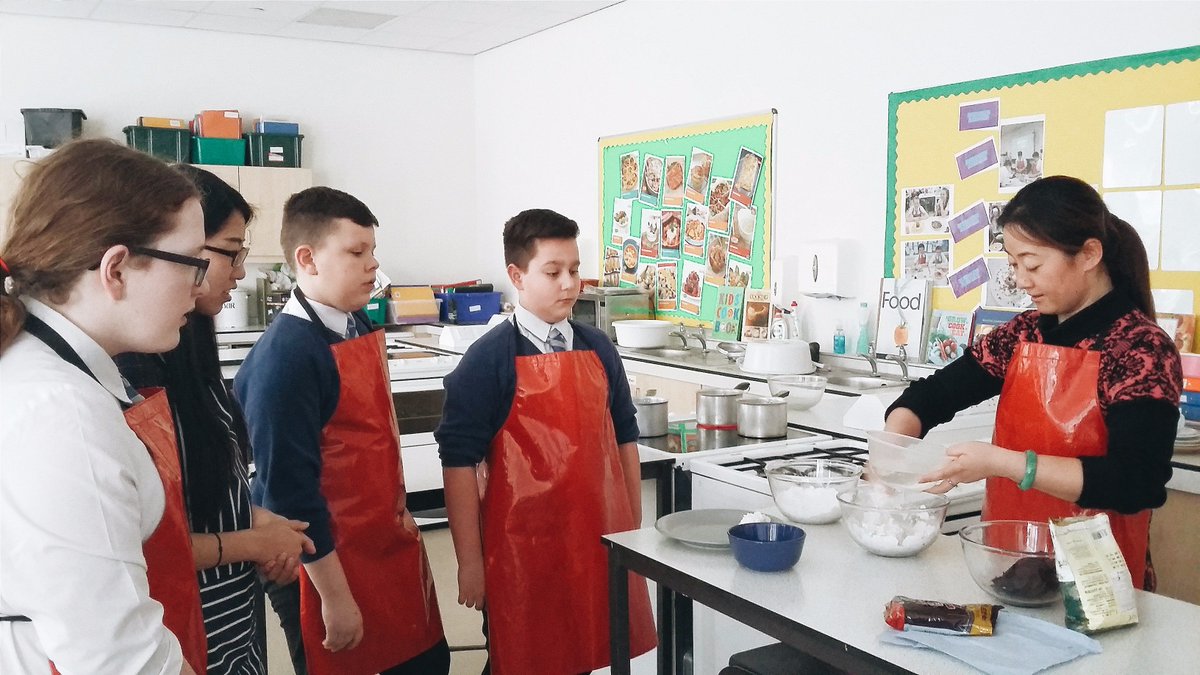 SHS_HFT's tweet image. Learning about Chinese ingredients. Well done! @SHS_confucius 
#gelatinousriceflour #redbeanpaste