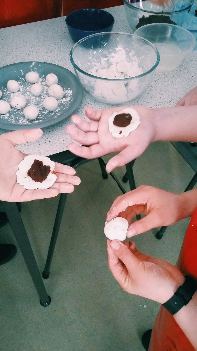 SHS_HFT's tweet image. Learning about Chinese ingredients. Well done! @SHS_confucius 
#gelatinousriceflour #redbeanpaste