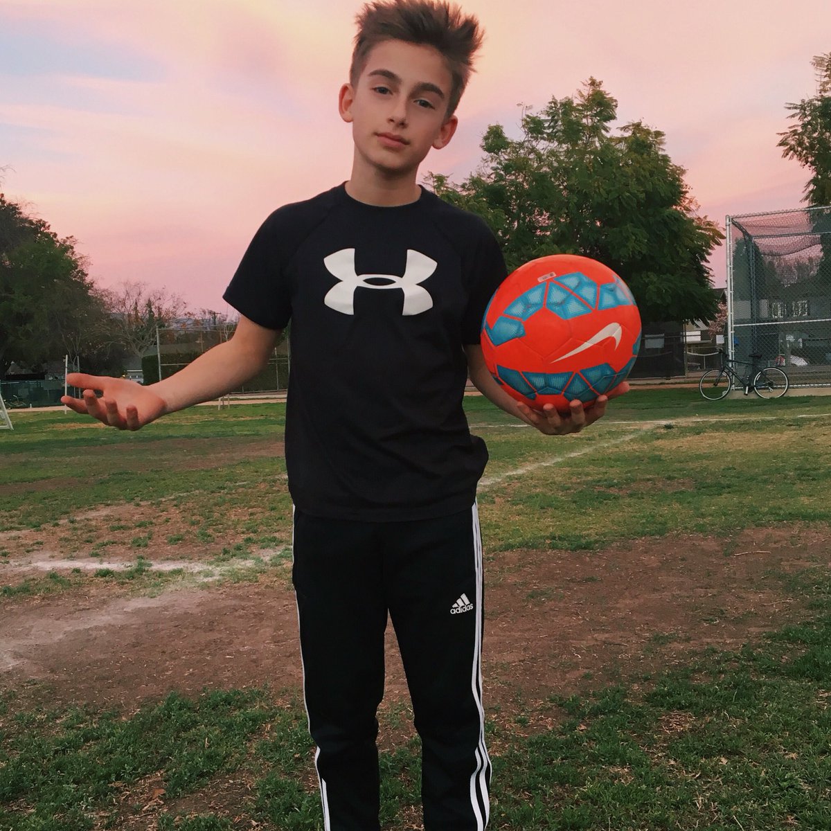 johnnyorlando's tweet photo. Who wants to play me?⚽️😛 https://t.co/J3KwhUQ9xh