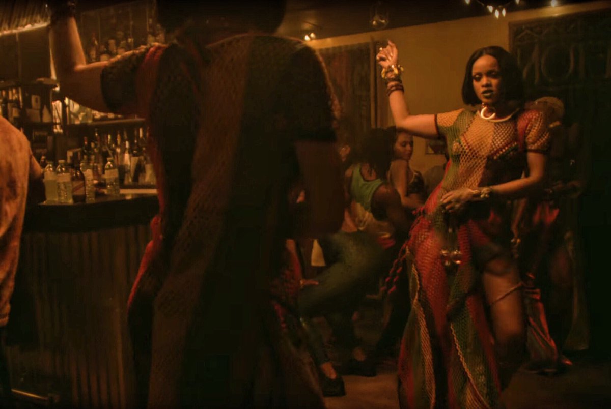 Watch #Rihanna WORK those island vibes in our #TommySpring16 crochet dress!  https://t.co/SLwOyfS2EF, image size:1200x804