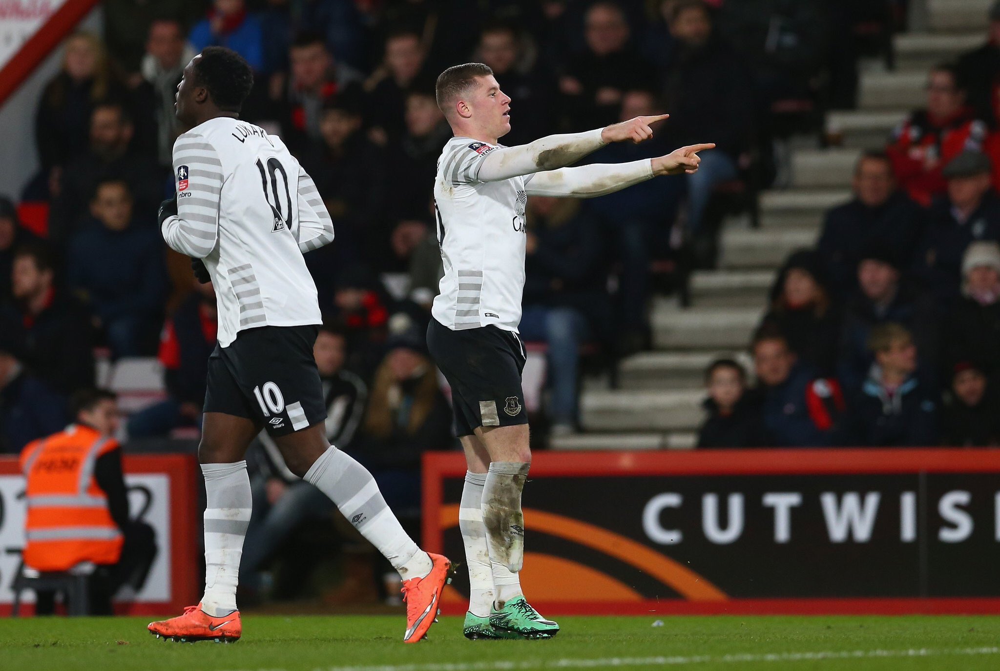 Cb12TYYWwAEMu-8.jpg:large