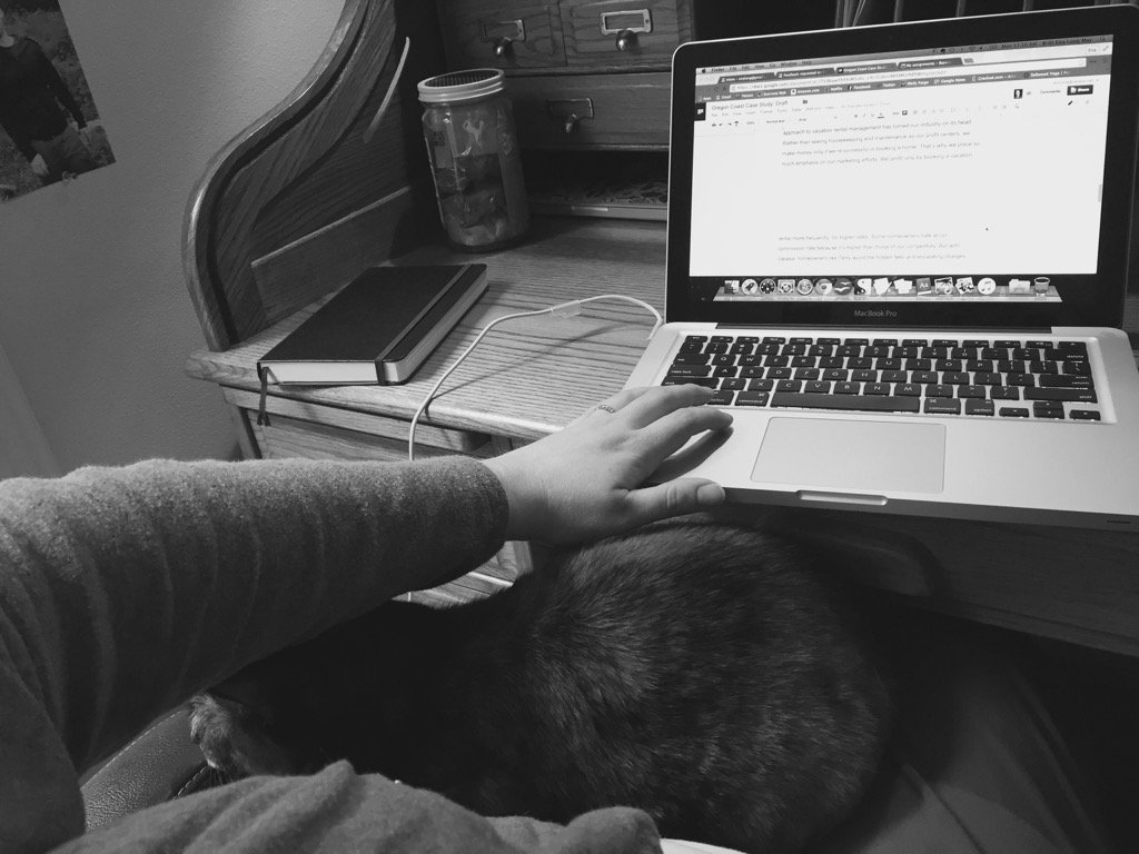 eiramaybe's tweet image. Sappho&apos;s making it hard to type. #remoteworkproblems