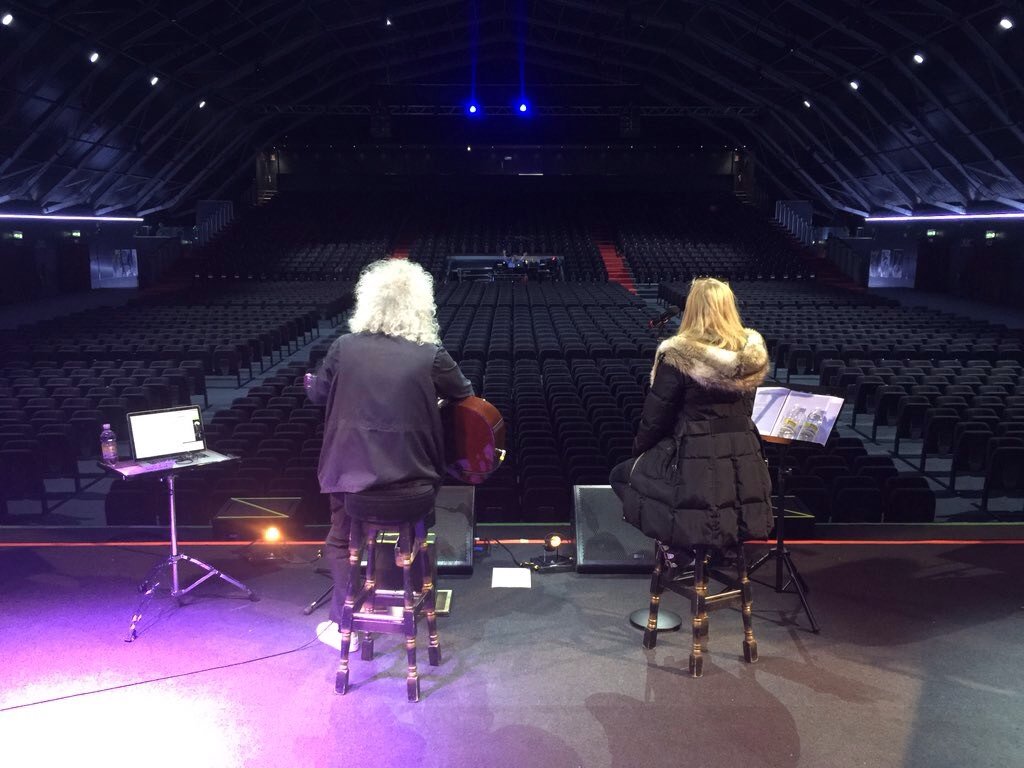 BrianMayBR's tweet photo. Boa tarde gente! Brian e Kerry estão se preparando para o próximo show da tour hoje, agora na cidade de Padova! https://t.co/k5gPDfYARc
