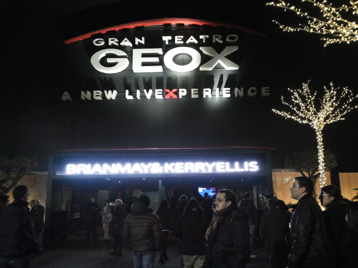 BrianMayBR's tweet photo. Fotos há alguns minutos atrás, as pessoas se preparando para o show no Teatro Geox.

©GoldenSilviaX https://t.co/PBB37GqQ9X