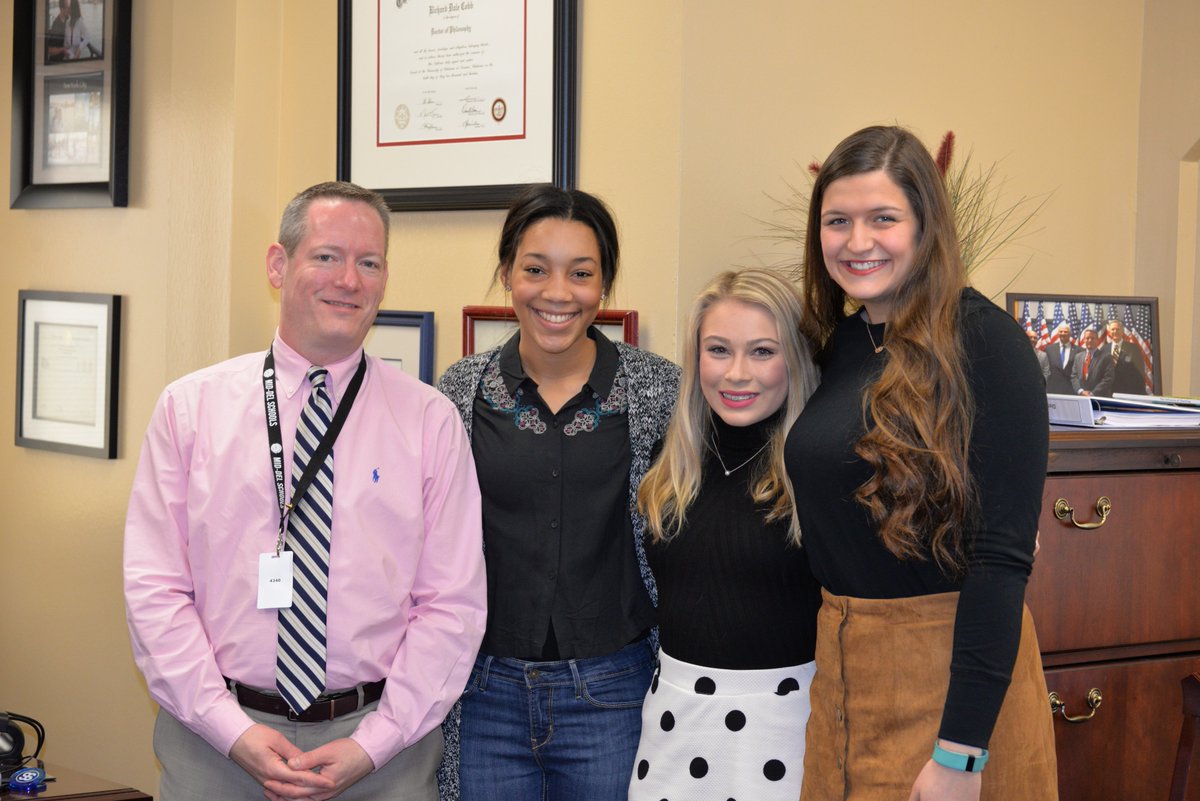 middelnews's tweet photo. @middelsupt is mentoring students from @MWCChamber Youth Excel program today. #middelmomentum @CAHSTitans #oklaed https://t.co/MC8yJcUZq0