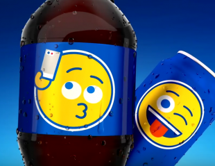 Merca20's tweet photo. Nueva campaña mundial de Pepsi llenará de emojis sus latas - https://t.co/NrwDARexDO https://t.co/C8L3E8wlLd