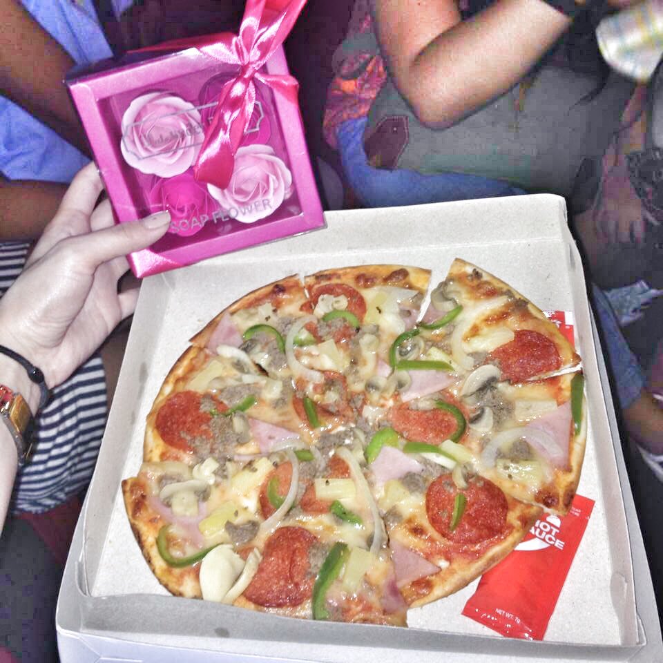 joanahipolito_'s tweet photo. Thank you for the surprise visit and pasalubong my Angels, na-surprise ako talaga! 😭😍 I love you 😘😘 @AngelsJoana https://t.co/N3QxMGCMO6