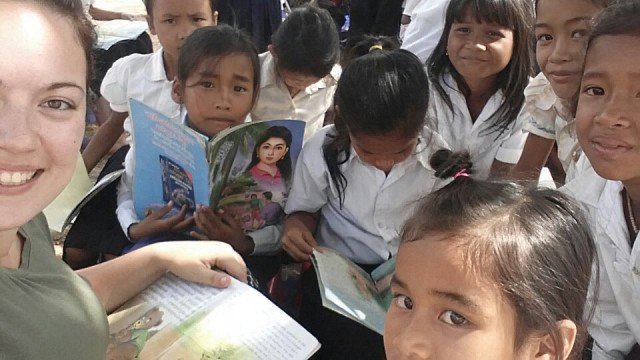 bemore_nl's tweet photo. Vrijwilliger Eline blijft bij de tijd: 'Selfie!’ #Cambodja #reizen #vrijwilligerswerk #selfie https://t.co/K57g7p68Kl