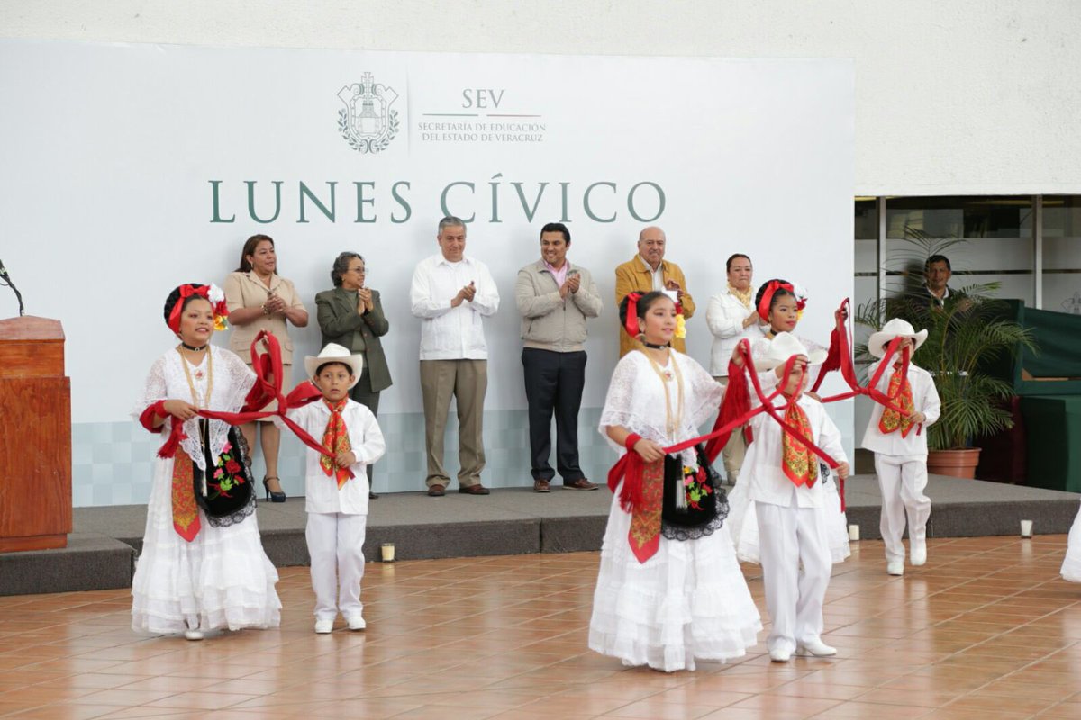 OM_SEV's tweet photo. @vicentebenitezg presidió honores a la bandera contando con la participación del Ballet de la Primaria José Azueta https://t.co/B2BSIWXIPP