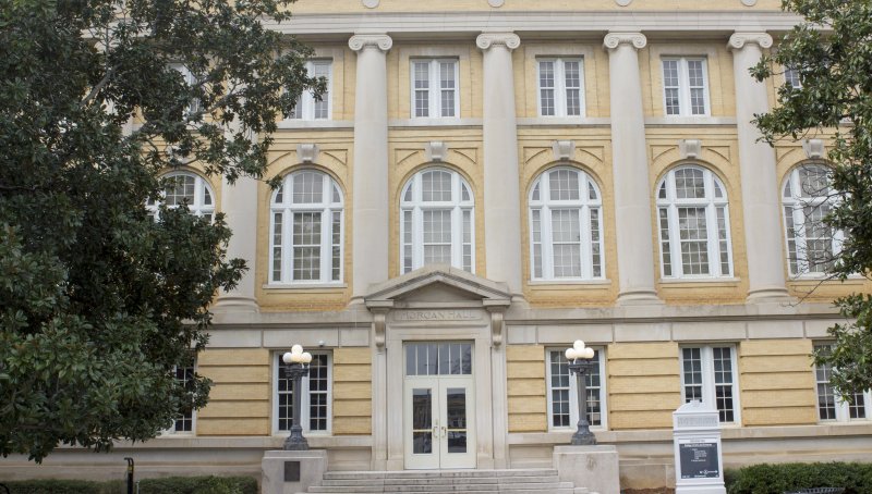 TheCrimsonWhite's tweet photo. Student petition seeks building name change https://t.co/9zOzrUCPwq https://t.co/m5wRyTgrp6