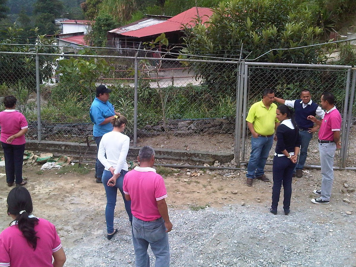 1BERBECI's tweet photo. Visita Diputado @GudinoYolmar averificarRehabilitacionCancha @ClifpCampoelias @distritoescol3 @GrimanLaidely https://t.co/3HeKjAHjbF