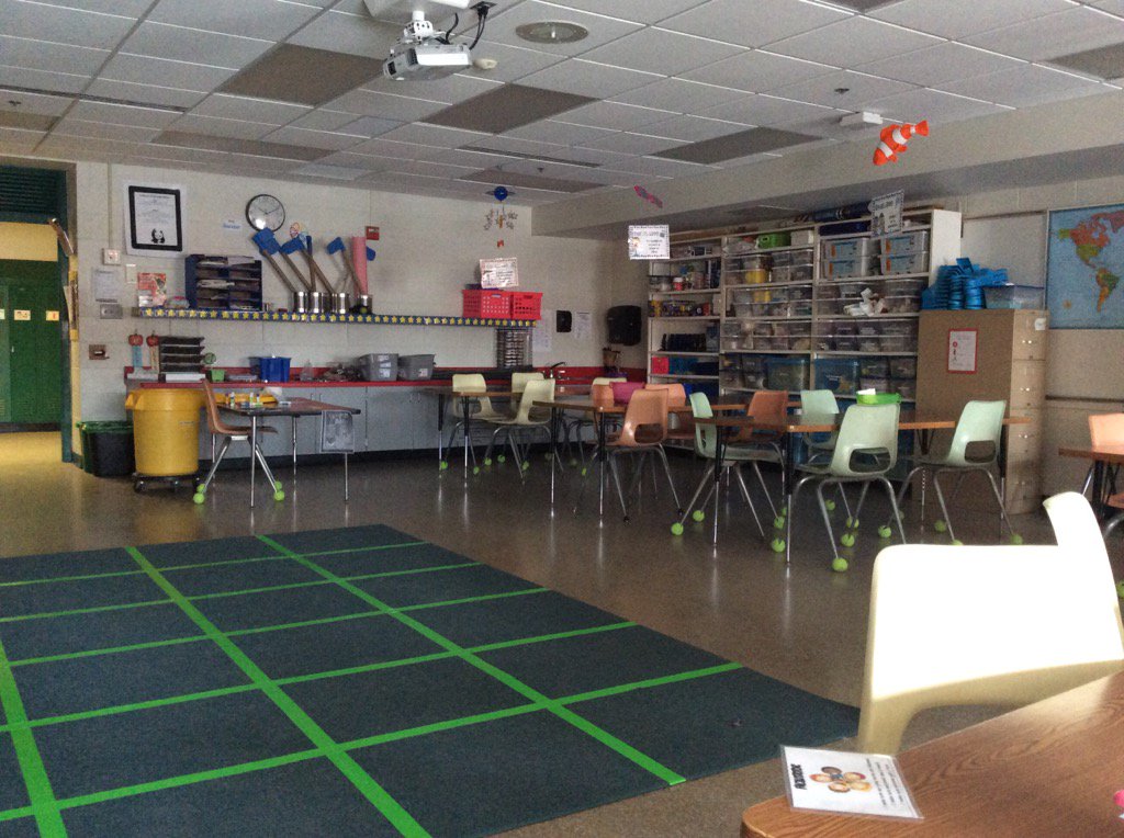 pullmanscience's tweet photo. @PullmanElem in St. Paul Park, MN K-5 science classroom. Some of today's topics: electromagnets, animal teeth #1s1w https://t.co/JwDECkyCvE