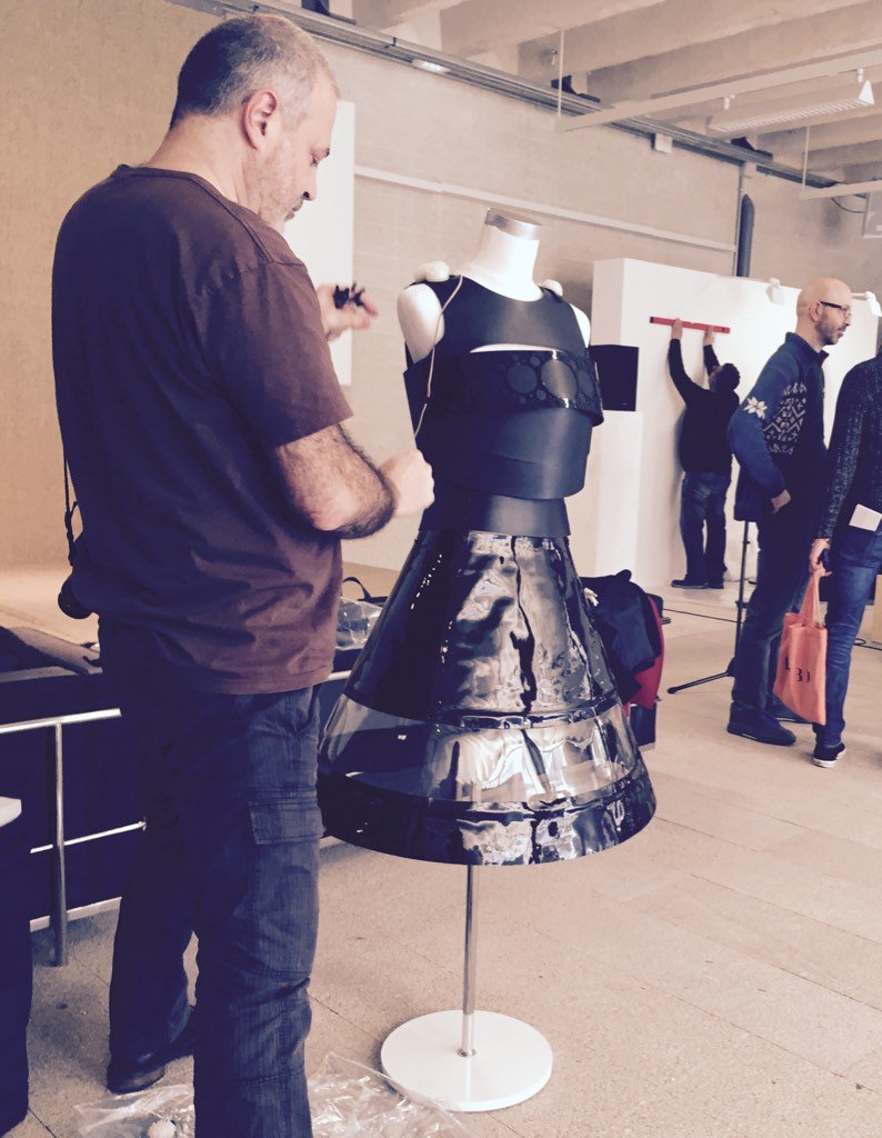 EnvDress's tweet image. Esta mañana @alberto2551 durante el montaje de @EnvDress en @justmadartfair #justnad7 #justtech #wearables #maker