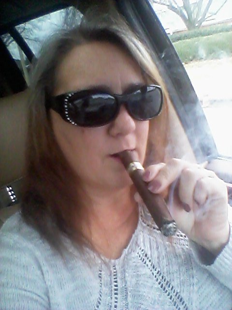 cigarchicnc's tweet photo. Gonna enjoy a quick lunch hour cigar! https://t.co/LsAkaRxMww