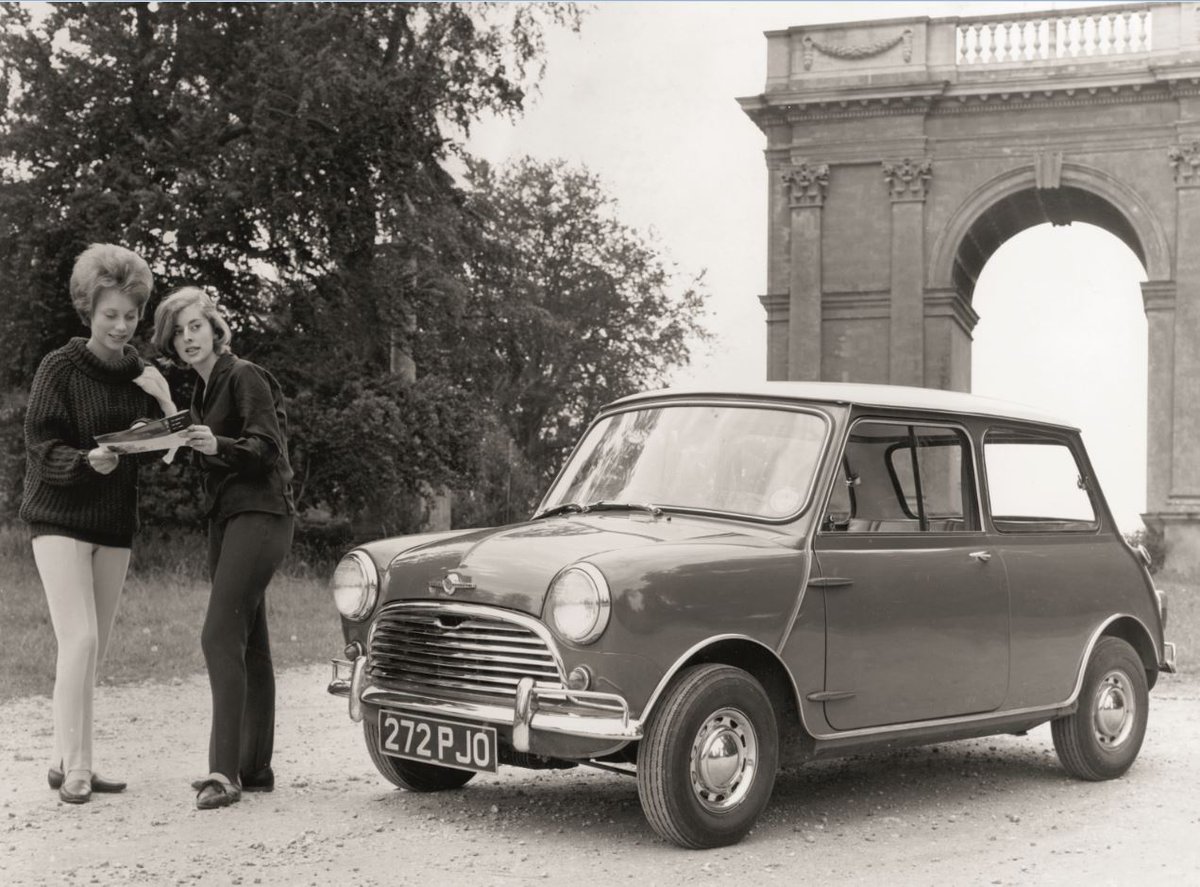 BMWGroupEspana's tweet image. #MINIicons que nos gusta recordar en este #MondayMINI. #MiniCooper 1964.