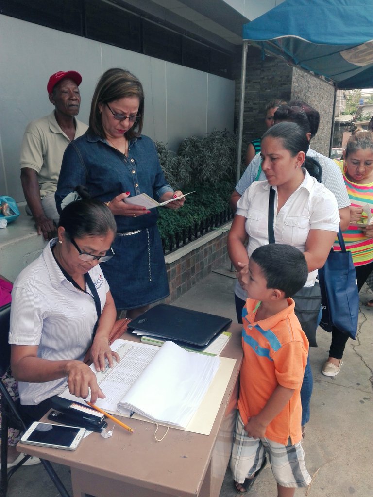 MidesLaChorrera's tweet photo. Directora de MIDES La Chorrera supervisa pago de Ángel Guardián en Suc. Bco. Nacional de Panamá Oeste @AlcibiadesVV https://t.co/cPIuVauoSJ