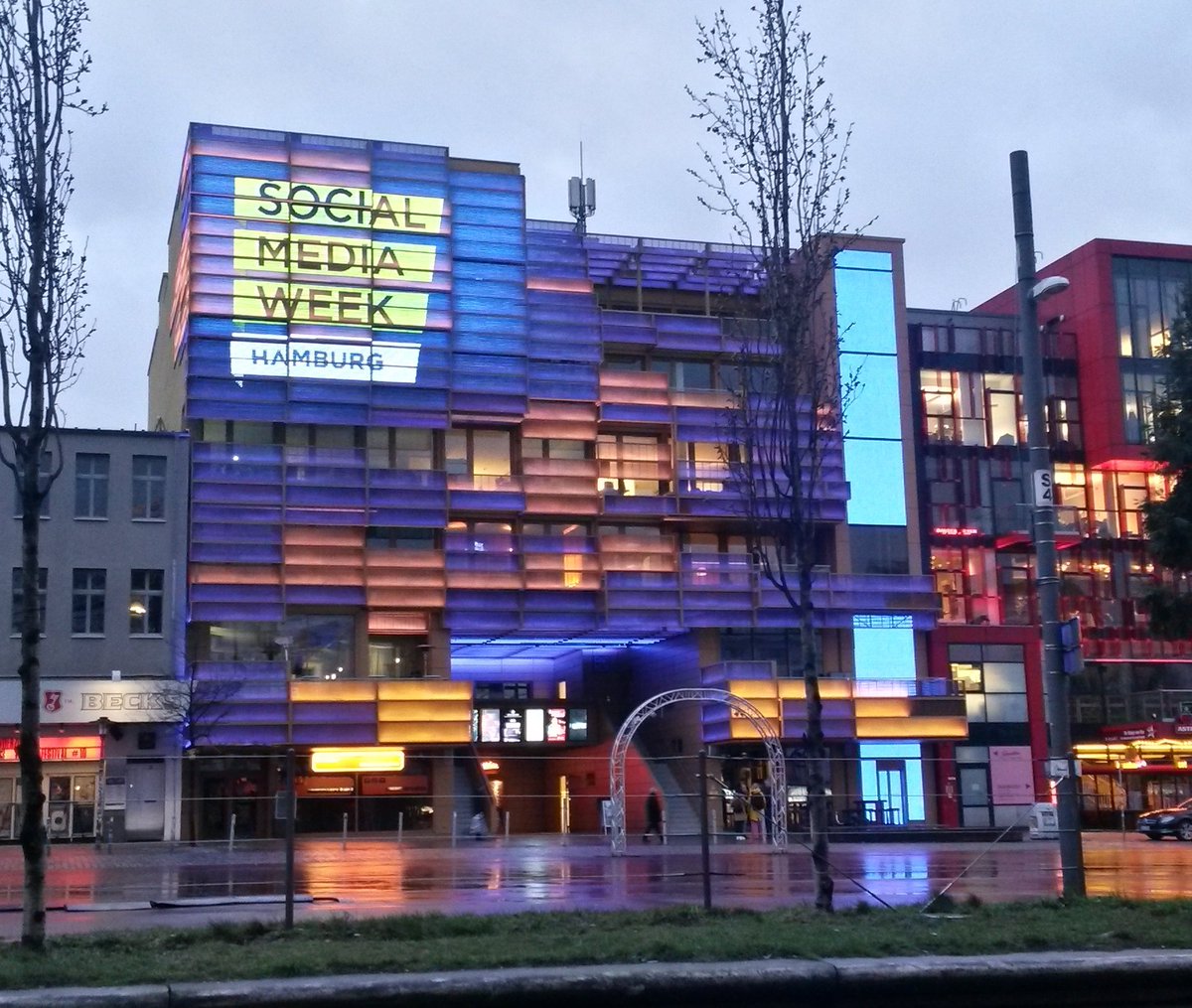 SMWhamburg's tweet photo. Wir so auf der #Reeperbahn! Cheers @CaratDE @Vizeum_DE #Medienfassade. MEHR morgen bei #smwhh_next_ level_ooh https://t.co/Wj3HpTuJMq