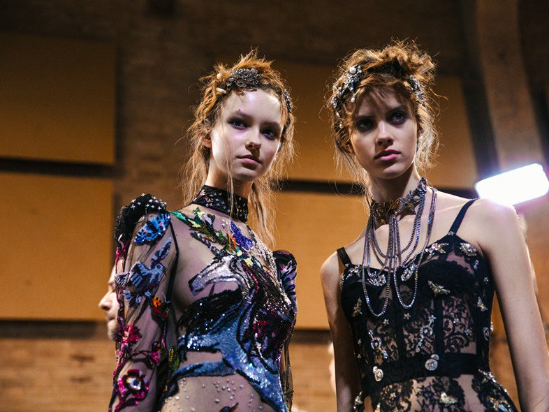 fashiontrends93's tweet image. Unicorns, moons and stars adorn McQueen’s sleepwalking muses
Read More : bit.ly/1TAyPJB
#DebraShaw