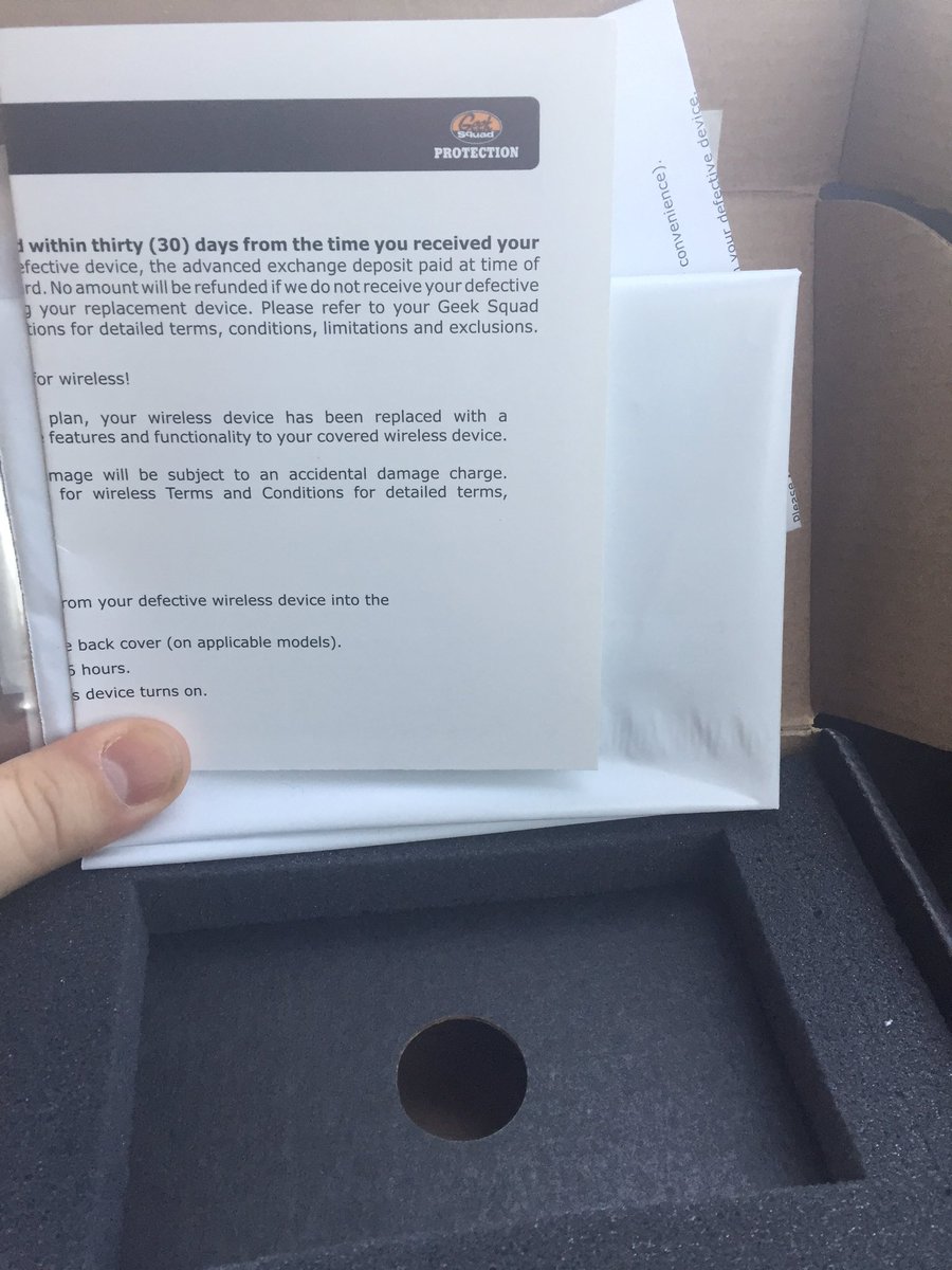 samwalman's tweet photo. Was looking forward to my new phone!!  Thank you @BestBuyCanada for the empty box #WheresMyPhone #EpicFail https://t.co/l4sLaqwSOz