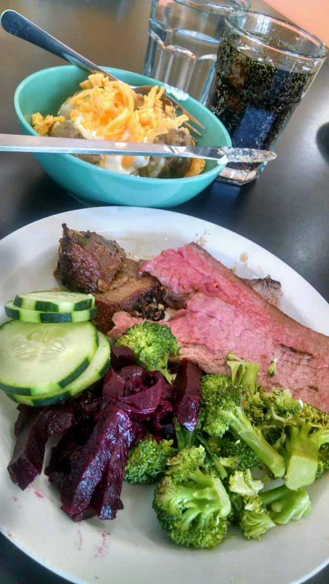 ucsbadmissions's tweet photo. Tri Tip, baked potato, veggies. #UCSB #diningcommons mmmmmm. What r u eating? https://t.co/4hlwHre12K